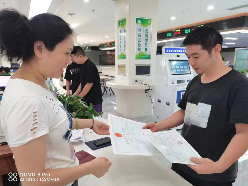 婺源县“承诺+云核查”制度助力食品经营许可审批再提速。